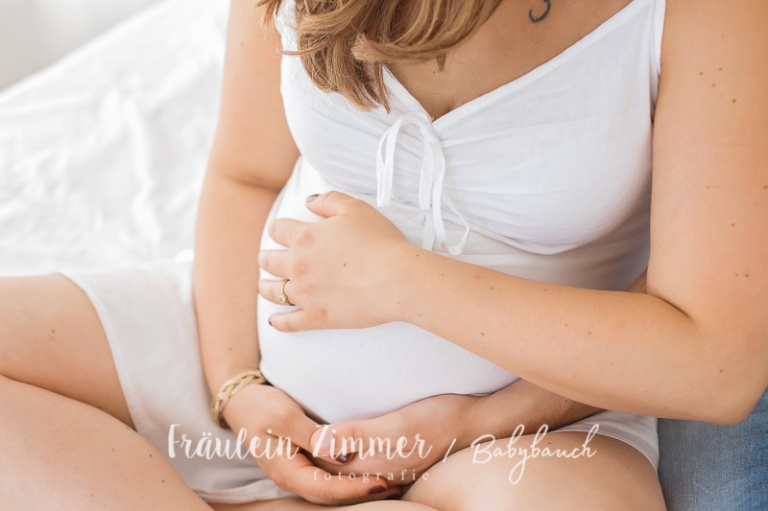 sinnliche Bilder vom Babybauch
