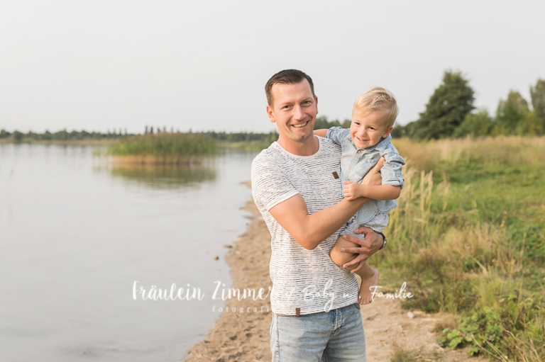 natürliche Familienfotos am See in Leipzig