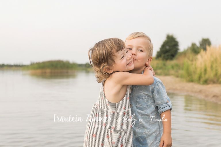 natürliche Familienfotos am See in Leipzig