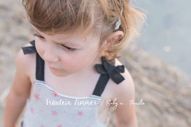 natürliche Familienfotos am See in Leipzig