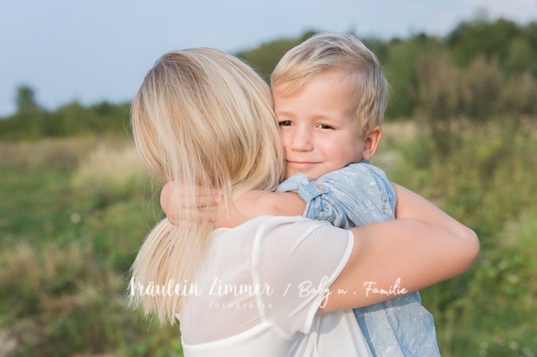 natürliche Familienfotos am See in Leipzig