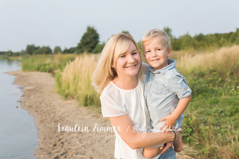 natürliche Familienfotos am See in Leipzig
