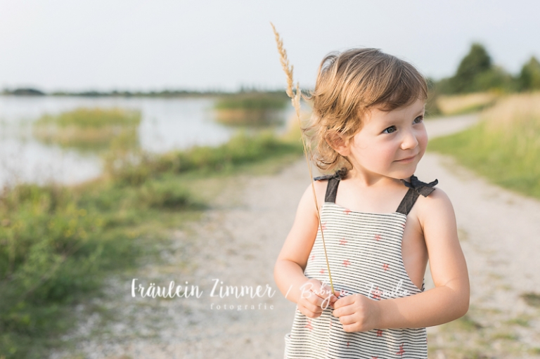 natürliche Familienfotos am See in Leipzig