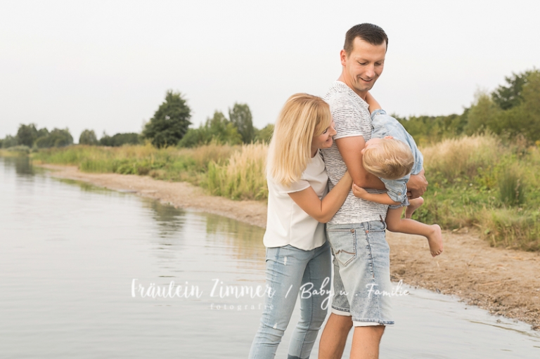 natürliche Familienfotos am See in Leipzig