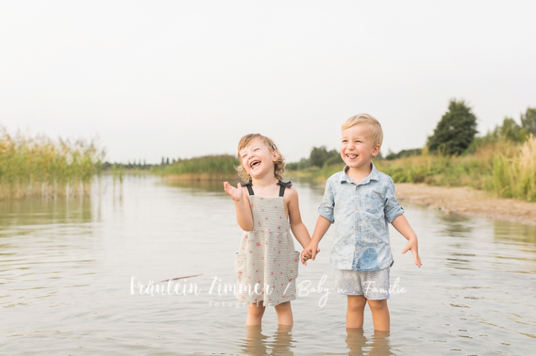 natürliche Familienfotos am See in Leipzig