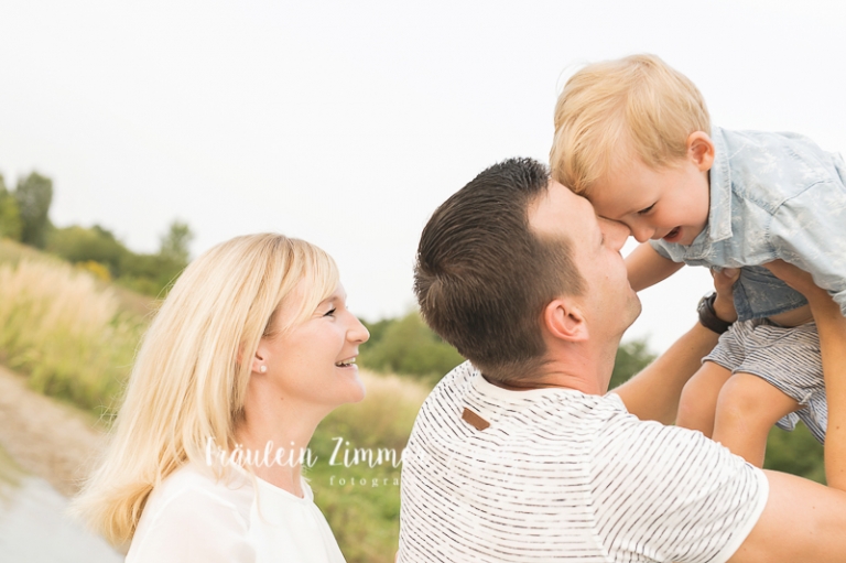 natürliche Familienfotos am See in Leipzig