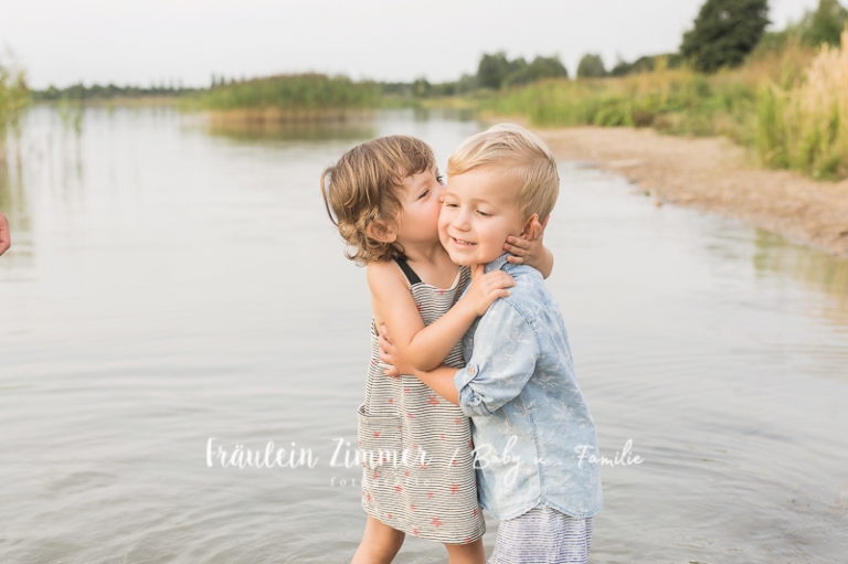 natürliche Familienfotos am See in Leipzig