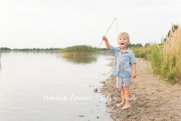 natürliche Familienfotos am See in Leipzig