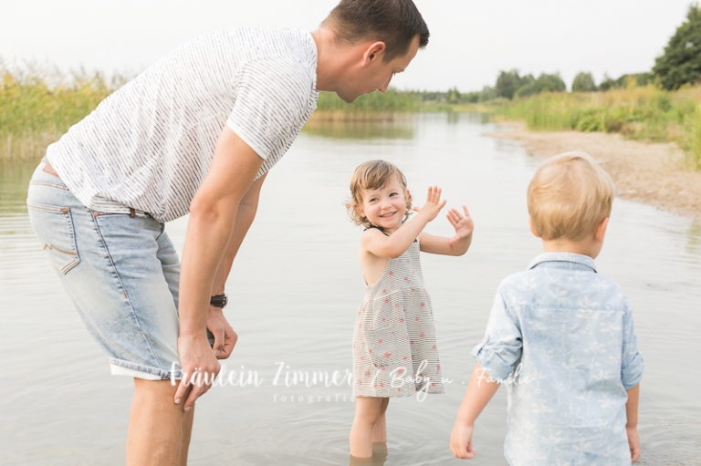 natürliche Familienfotos am See in Leipzig