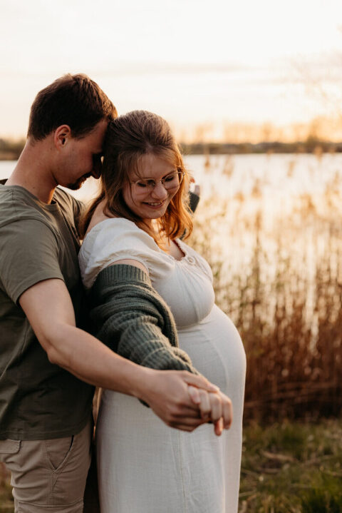babybauchfotos suedosten leipzig goldeneslicht.jpg (11)