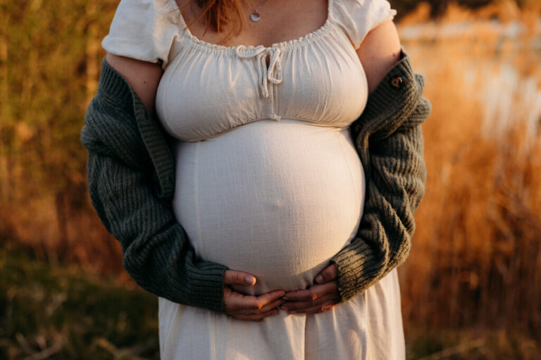 babybauchfotos suedosten leipzig goldeneslicht.jpg (4)