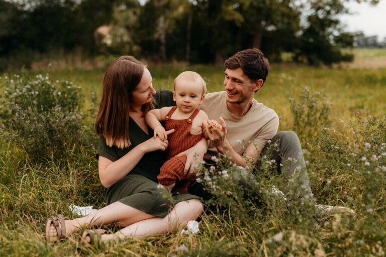 familienshooting leipzig entspannt draussen.jpg (2)